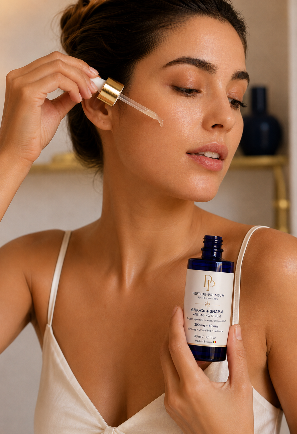 Mulher aplicando o sérum de peptídeos PEPTIDE-PREM!UM na rotina de skincare
